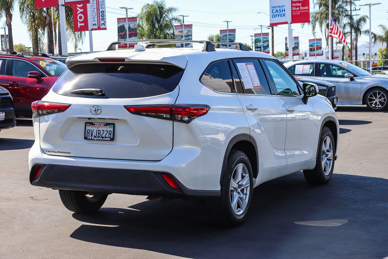 Used 2021 Toyota Highlander L FWD image 7