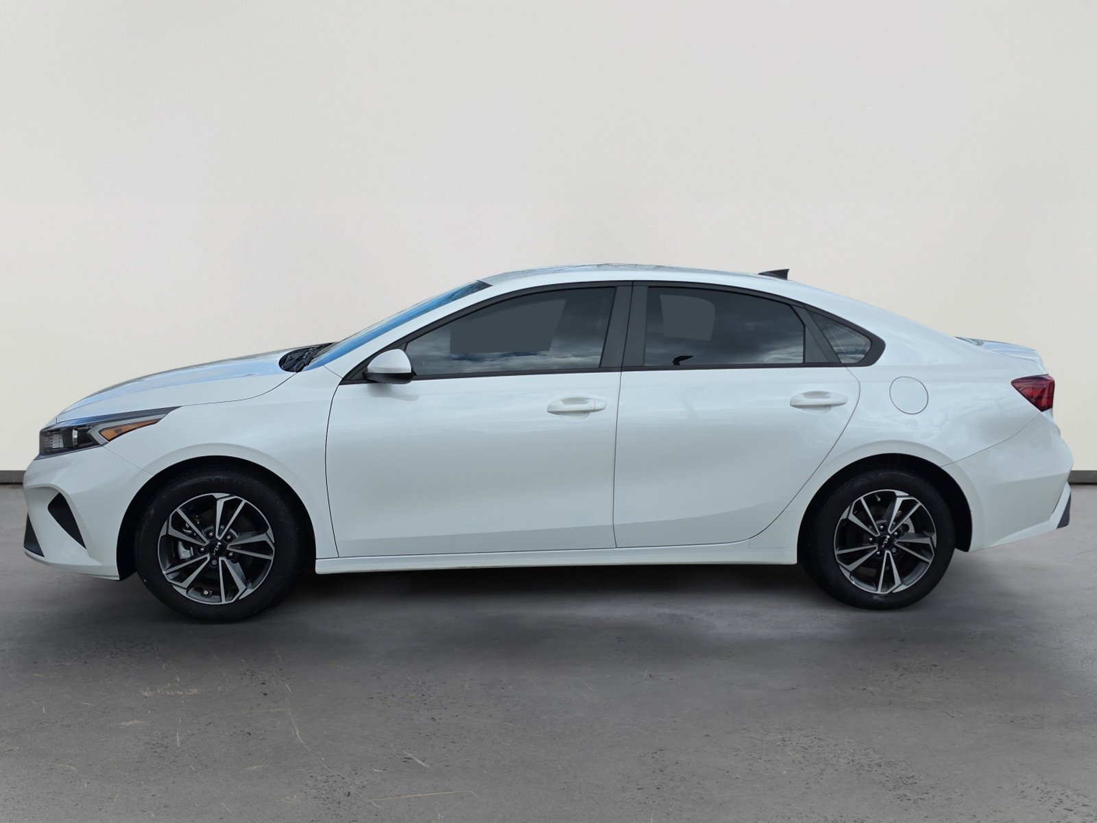 Used 2024 Kia Forte LXS image 2