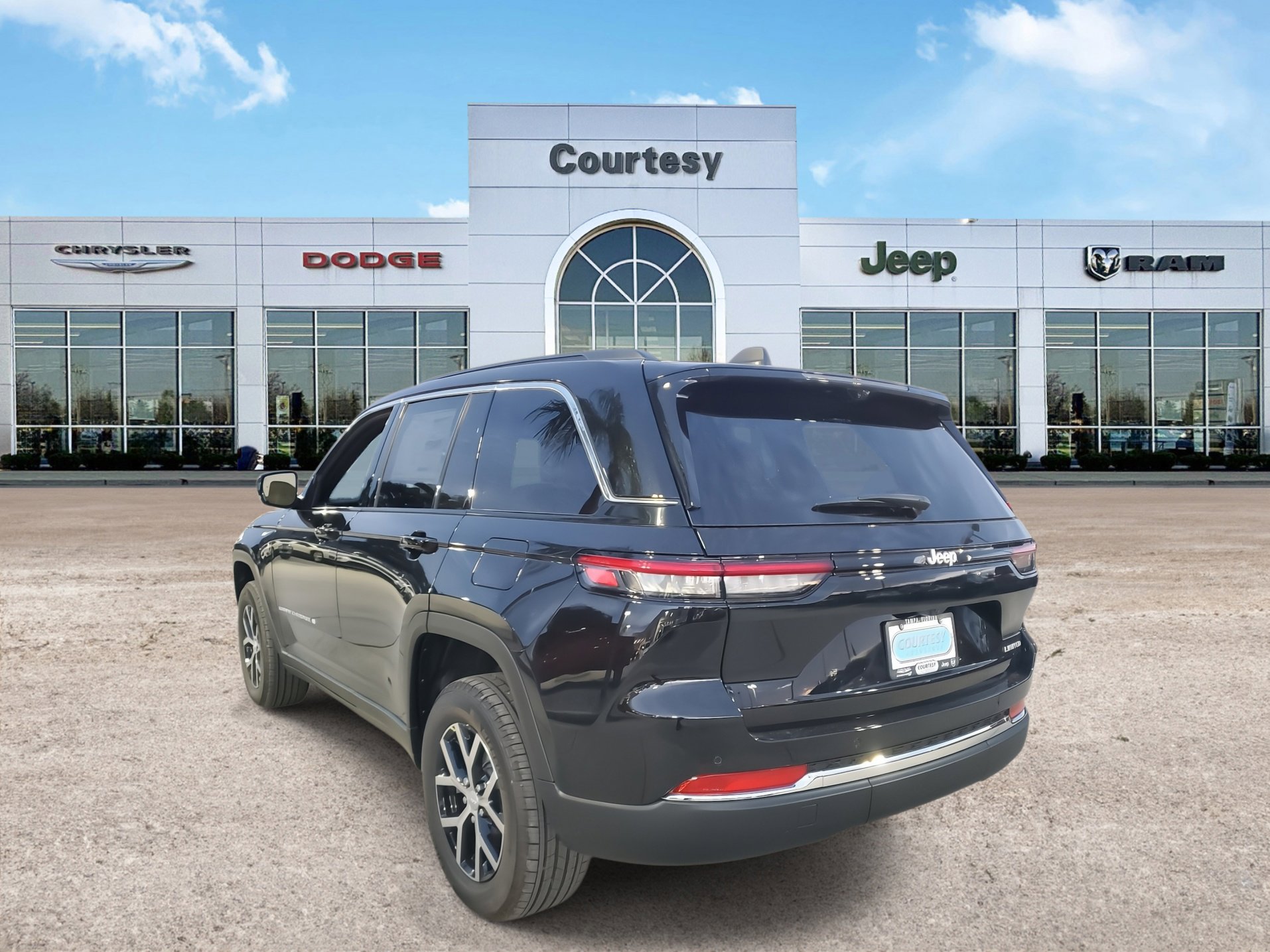 New 2025 Jeep Grand Cherokee Limited w/ Luxury Tech Group II image 3