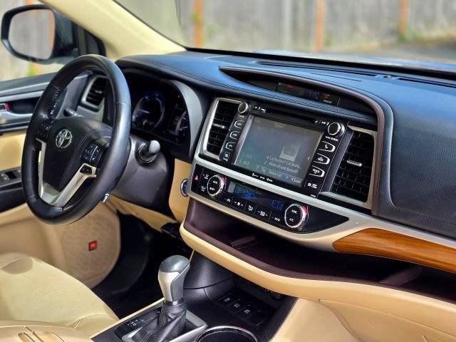 Used 2017 Toyota Highlander Limited Platinum AWD/4WD image 26