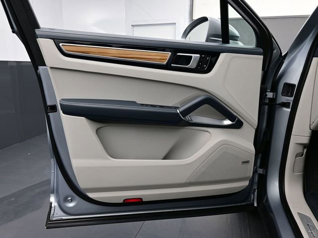 Certified 2022 Porsche Cayenne Turbo image 7