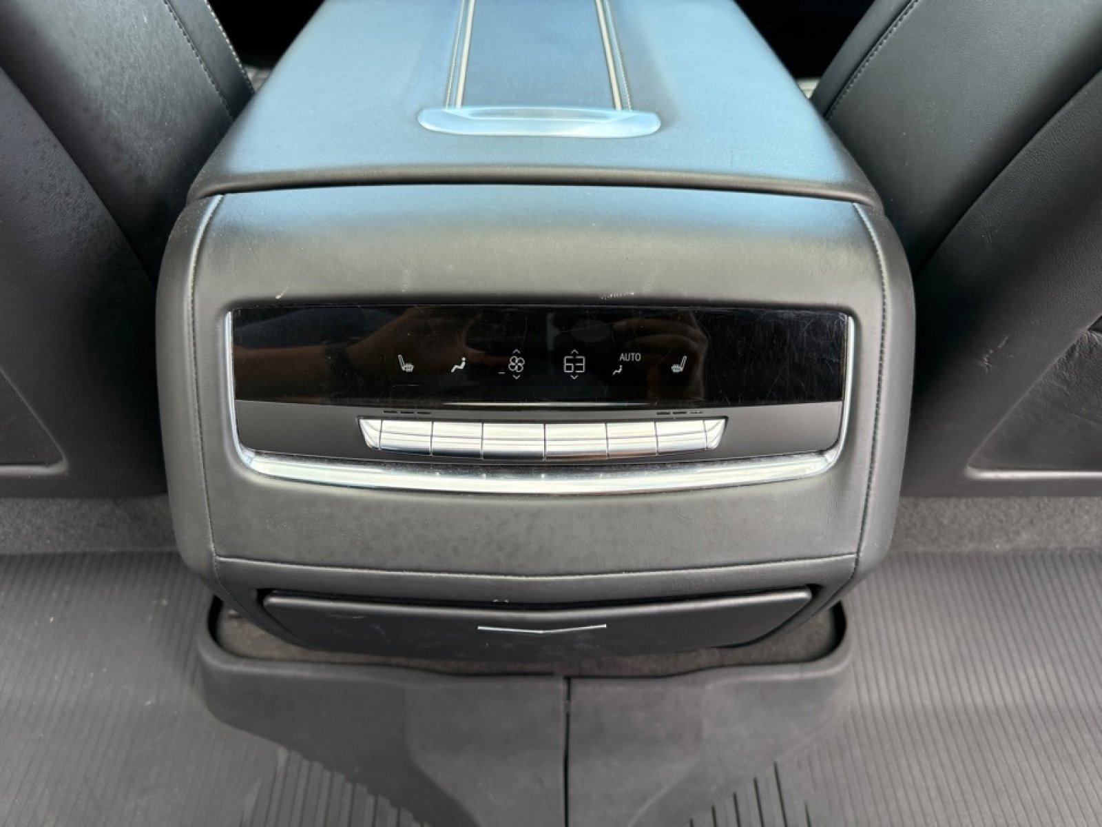 Used 2022 Cadillac Escalade Sport Platinum w/ LPO, ONYX Package AWD/4WD image 37