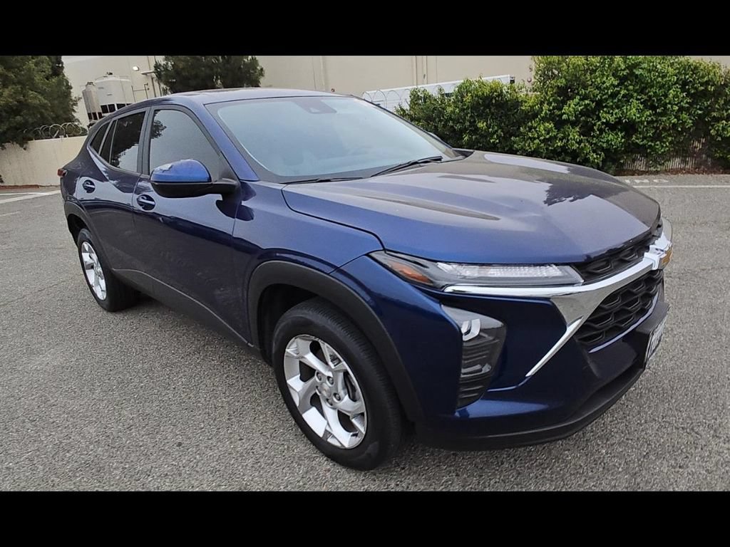 Used 2024 Chevrolet Trax LS w/ LS Convenience Package FWD image 2