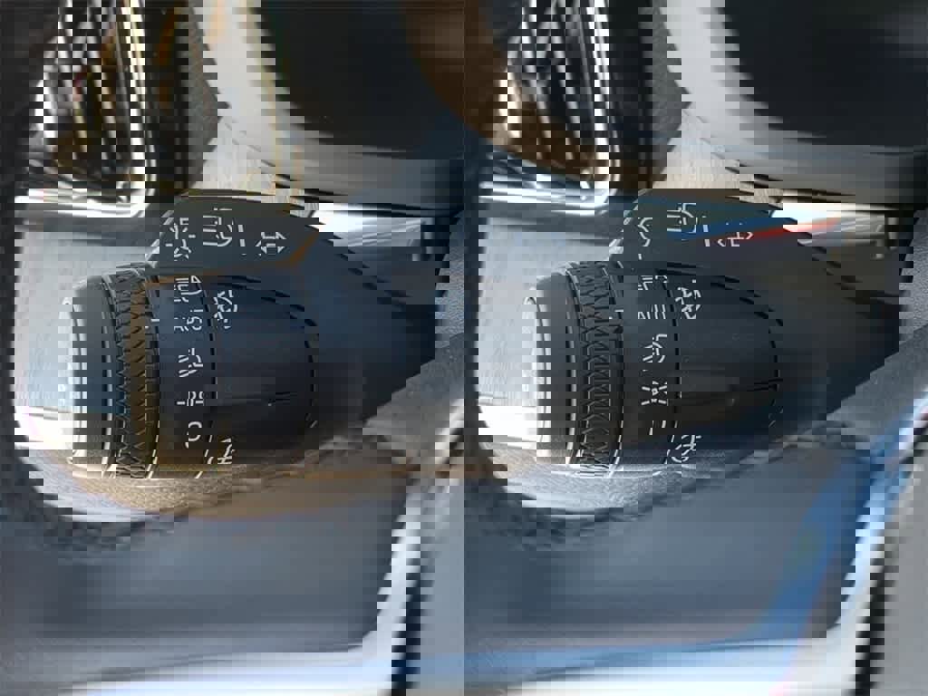 Used 2025 Volvo XC60 B5 Plus image 25