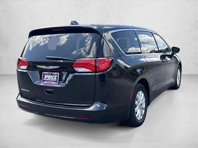 Used 2017 Chrysler Pacifica Touring w/ Tire & Wheel Group FWD image 5