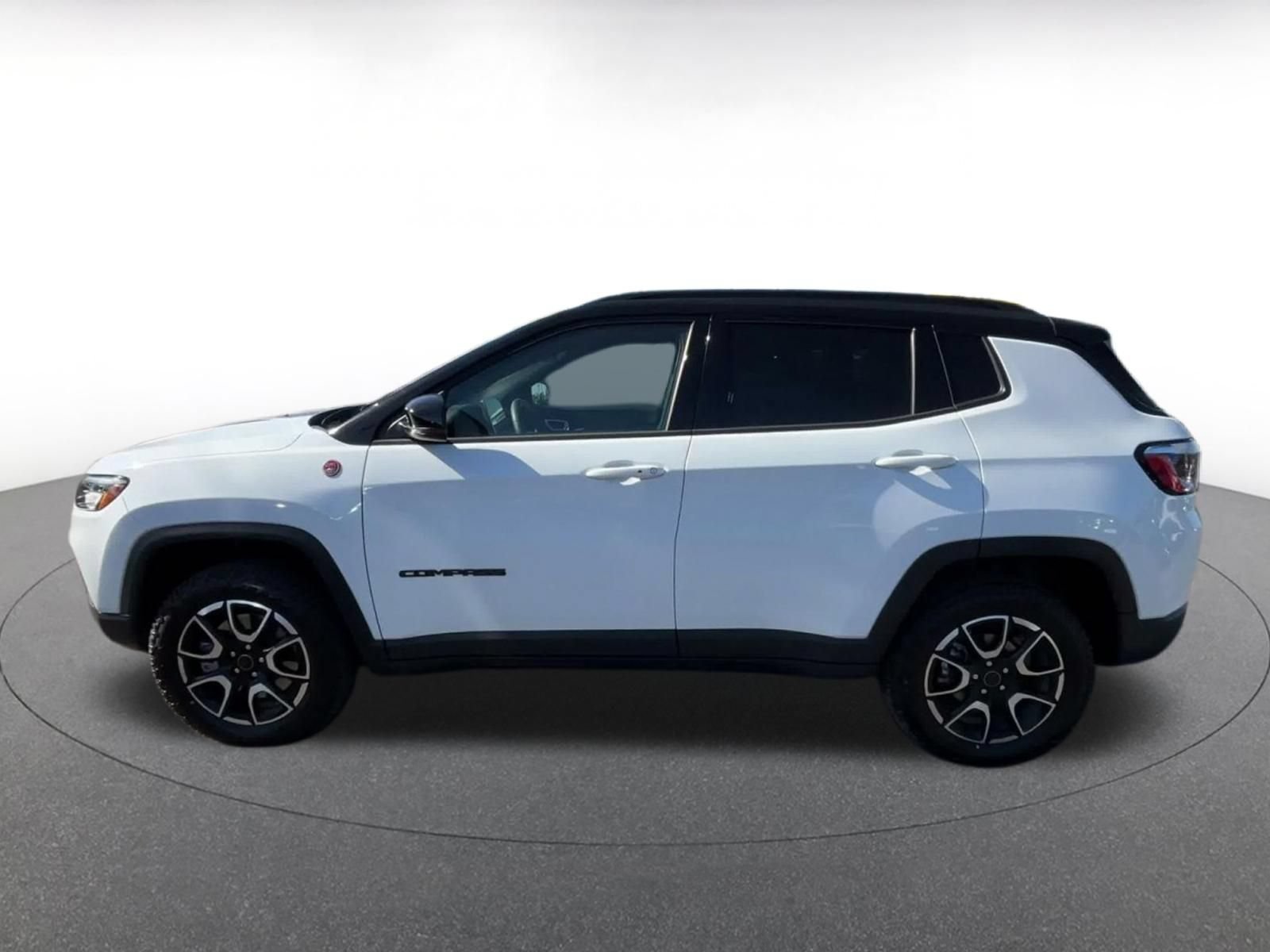 Used 2025 Jeep Compass Trailhawk AWD/4WD image 8