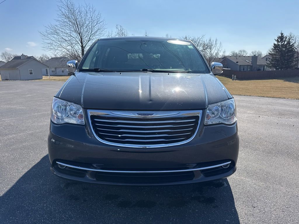 Used 2016 Chrysler Town & Country Touring-L w/ Driver Convenience Group image 2