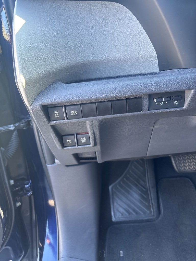 Used 2022 Toyota Sienna XLE image 16