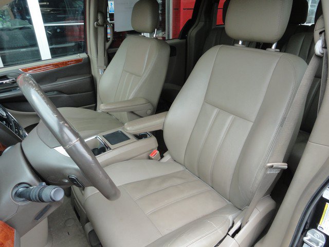 Used 2016 Chrysler Town & Country Touring FWD image 10