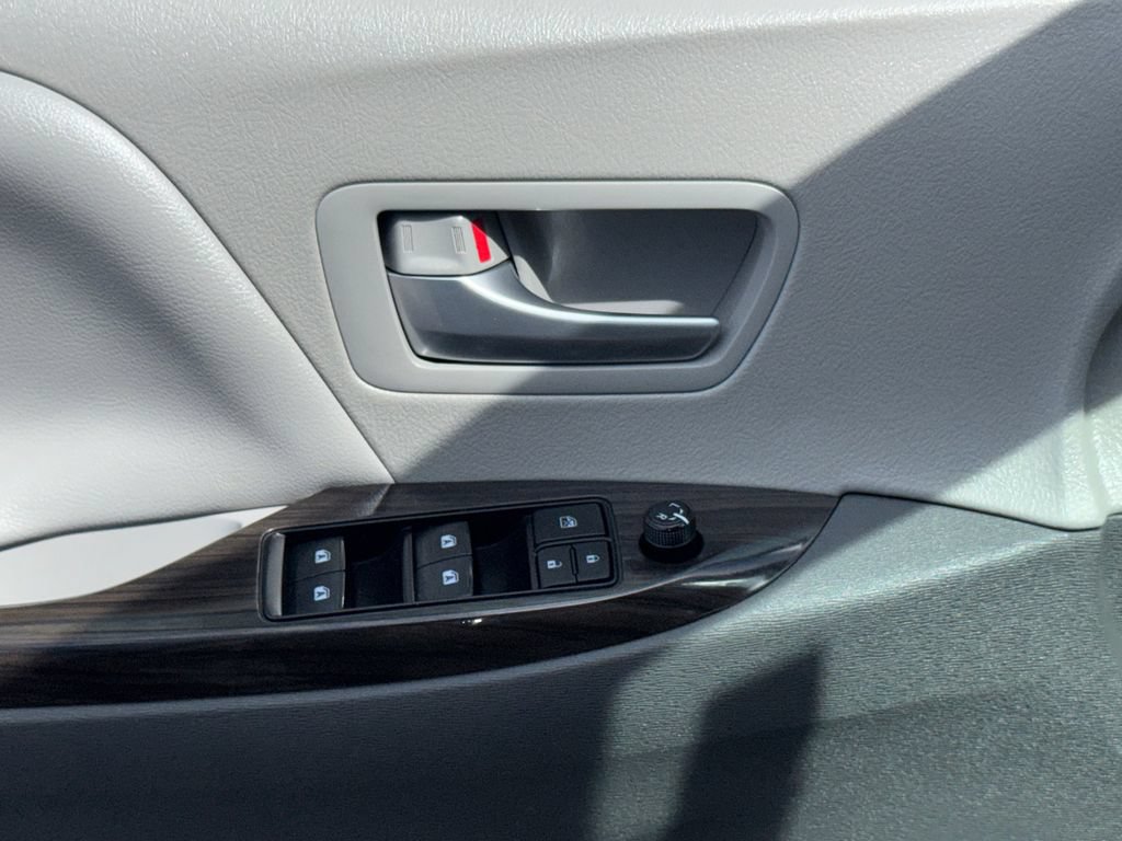 Used 2018 Toyota Sienna XLE Premium AWD/4WD image 30