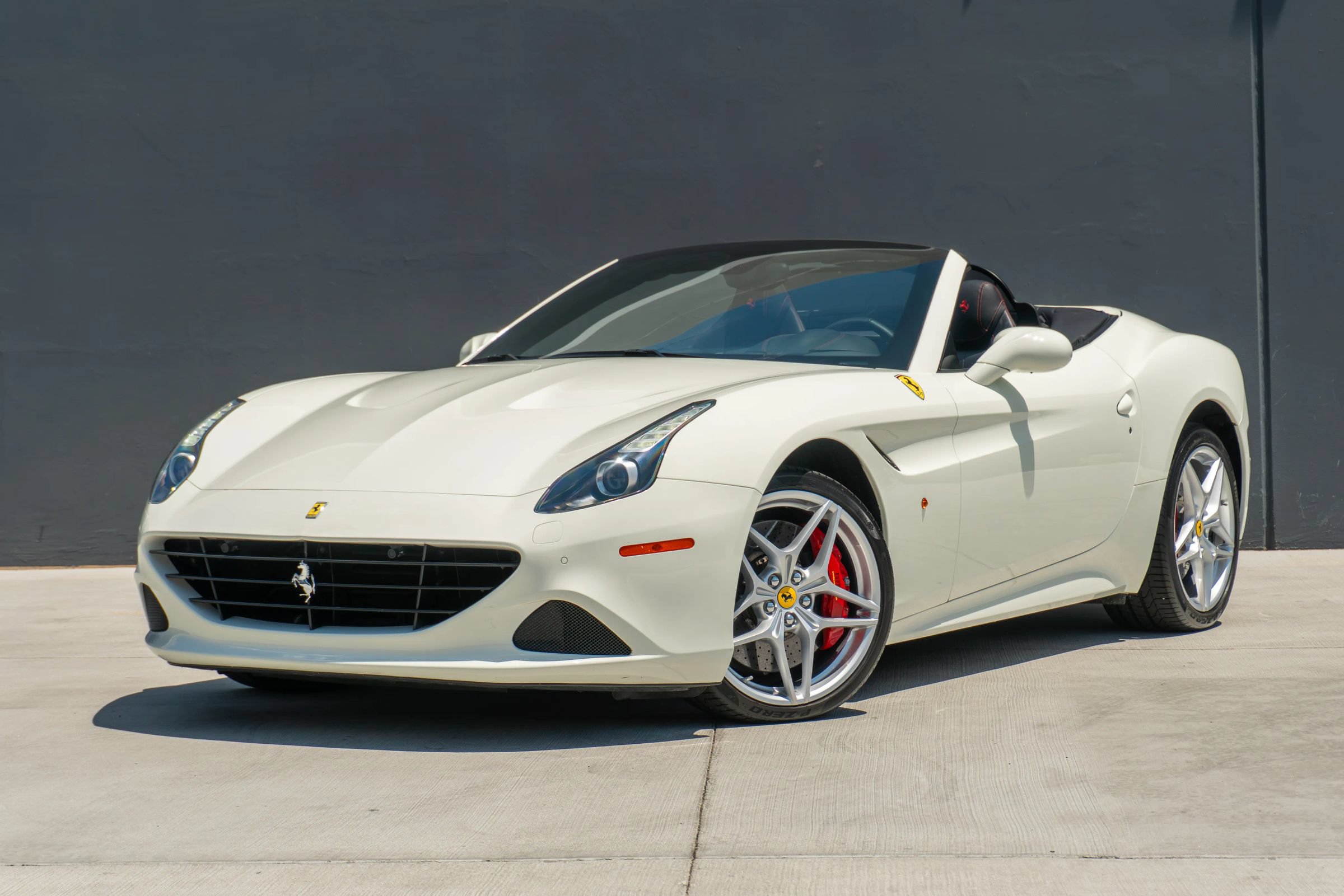 Used 2017 Ferrari California T RWD image 4