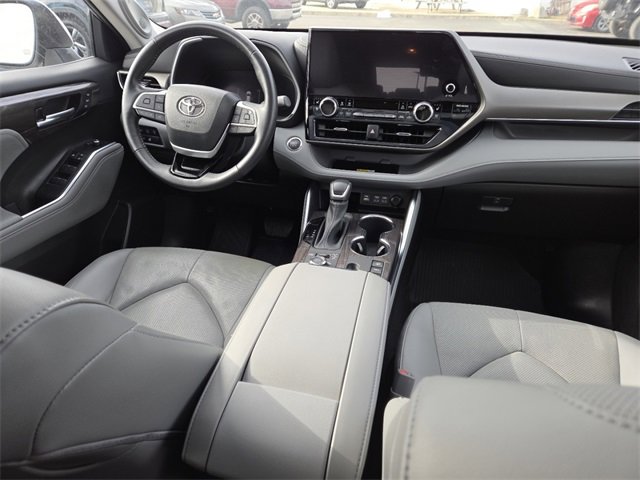 Used 2023 Toyota Highlander L image 31