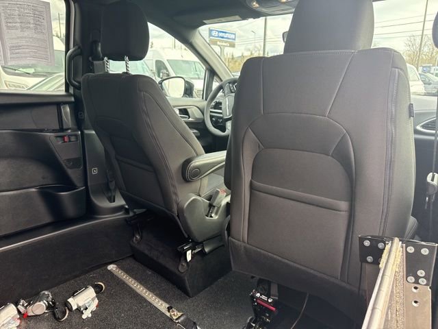 Used 2024 Chrysler Pacifica Touring image 16