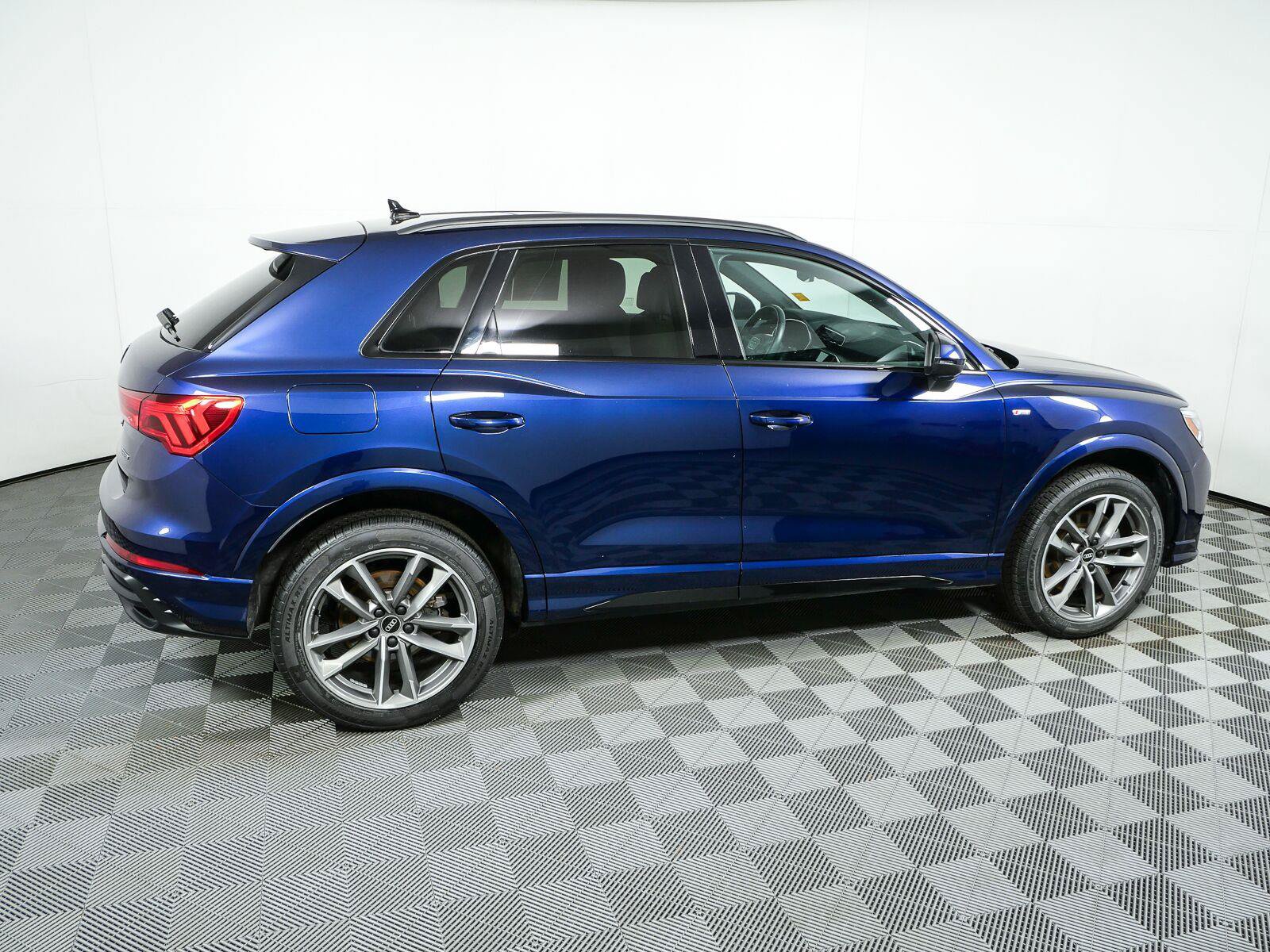 Used 2022 Audi Q3 2.0T Premium Plus w/ Premium Plus Package AWD/4WD image 2