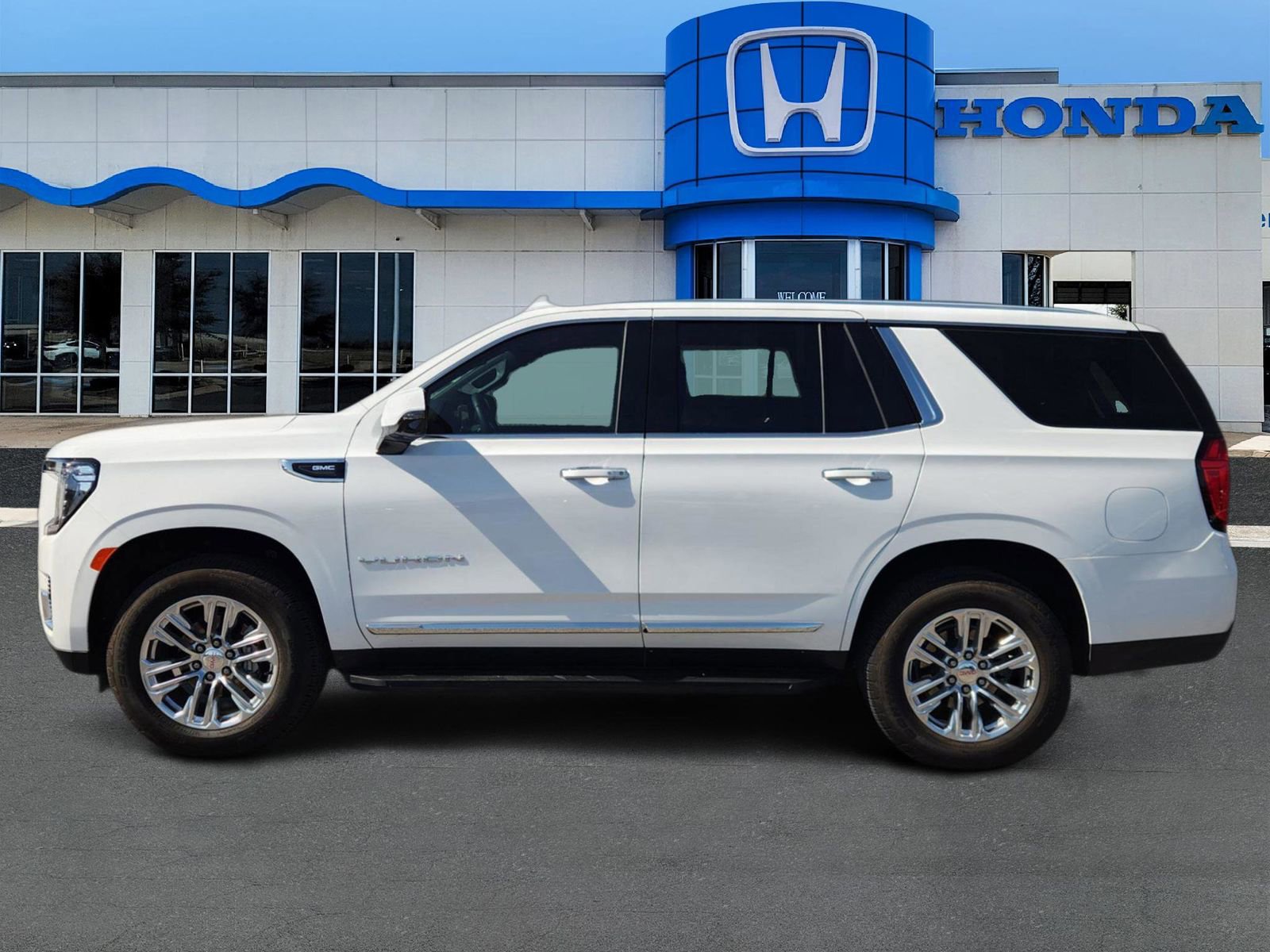 Used 2024 GMC Yukon SLT w/ SLT Premium Package image 3