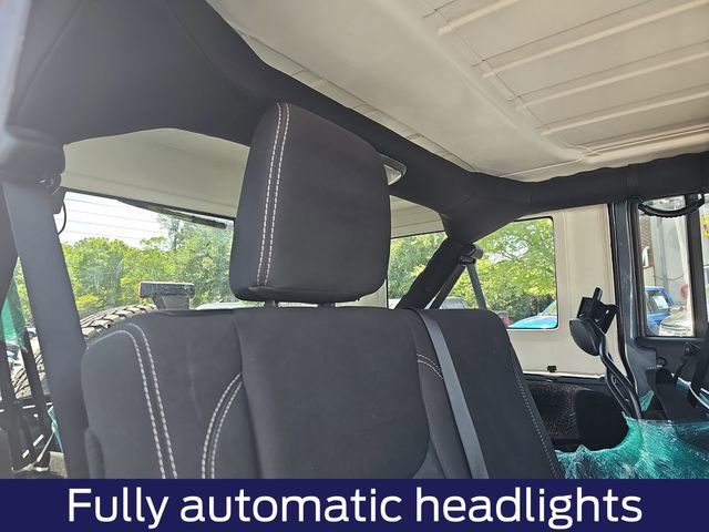 Used 2015 Jeep Wrangler Unlimited Sahara w/ Connectivity Group AWD/4WD image 14