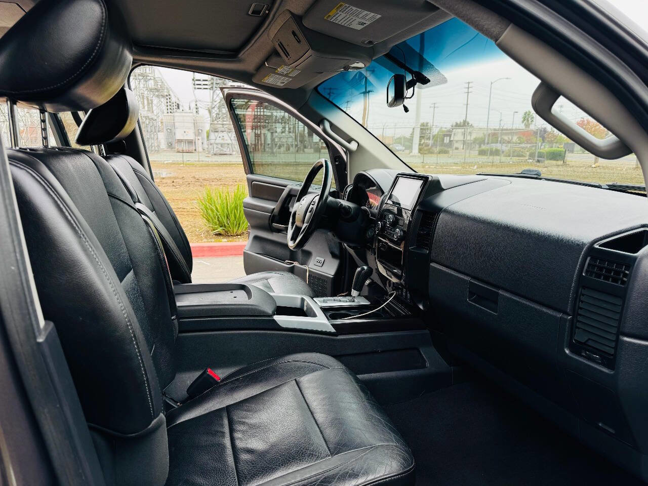 Used 2014 Nissan Titan SL w/ SL Moonroof Package image 10