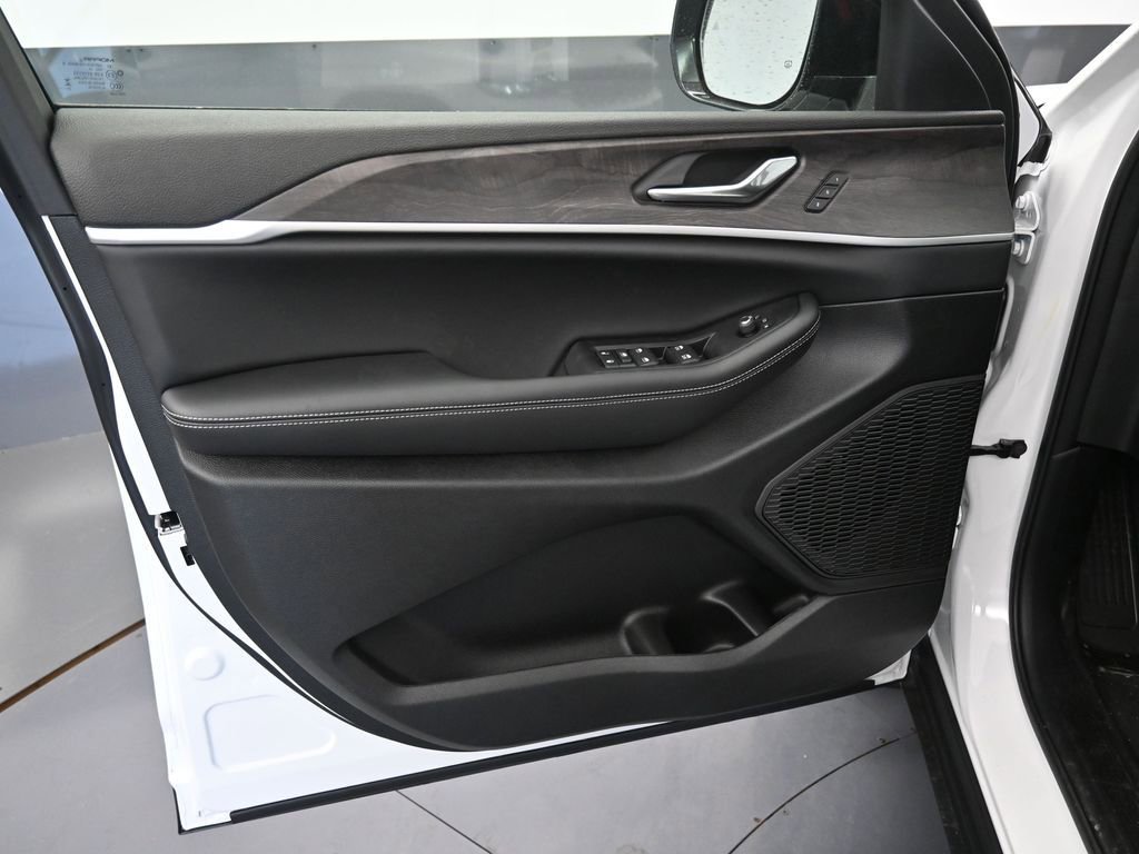 New 2025 Jeep Grand Cherokee Limited w/ Trailer Tow Package image 13