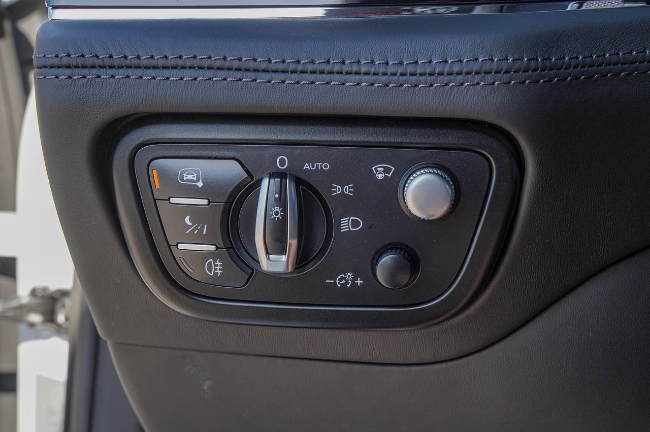 Used 2023 Bentley Bentayga image 32