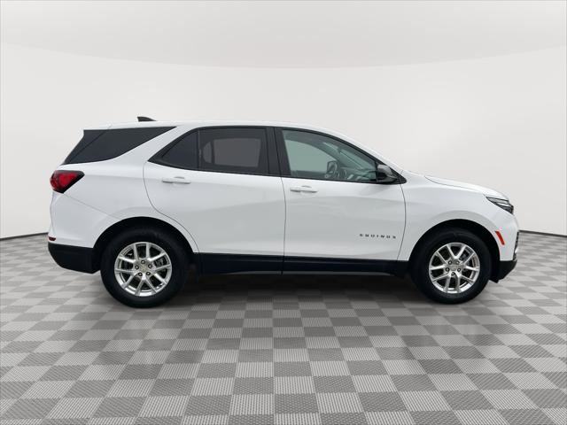 Used 2022 Chevrolet Equinox LS w/ LS Convenience Package image 4