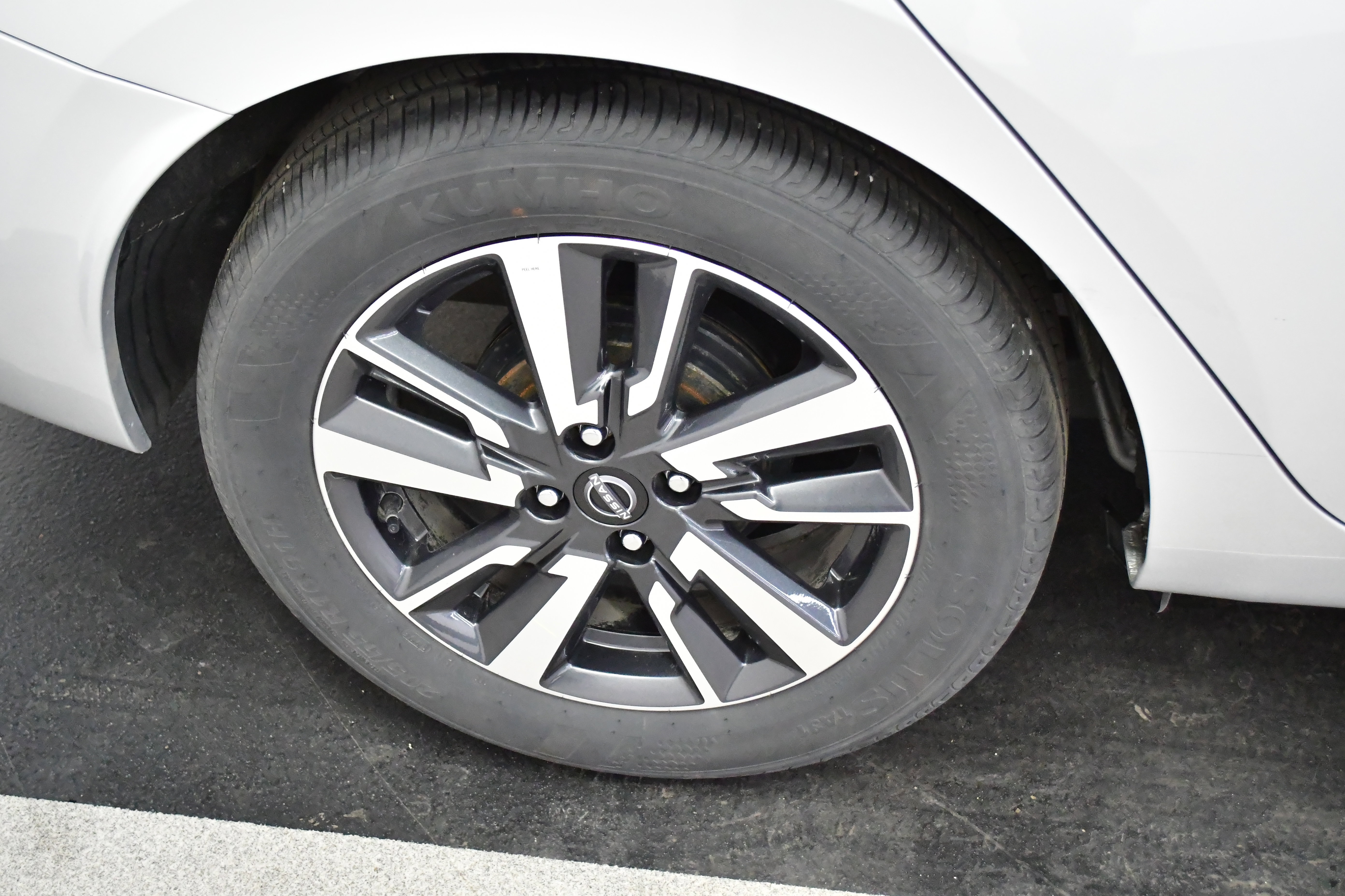 Used 2025 Nissan Versa SV image 36