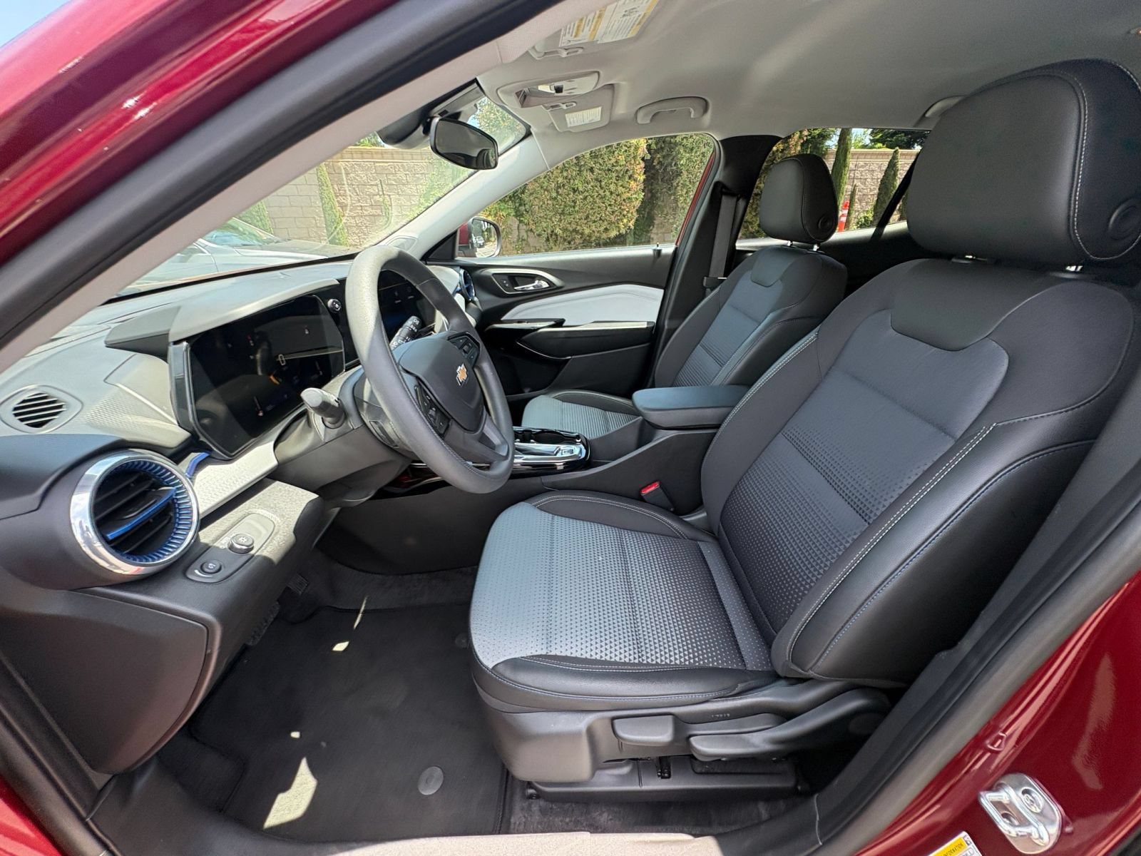 Used 2025 Chevrolet Trax LT FWD image 25