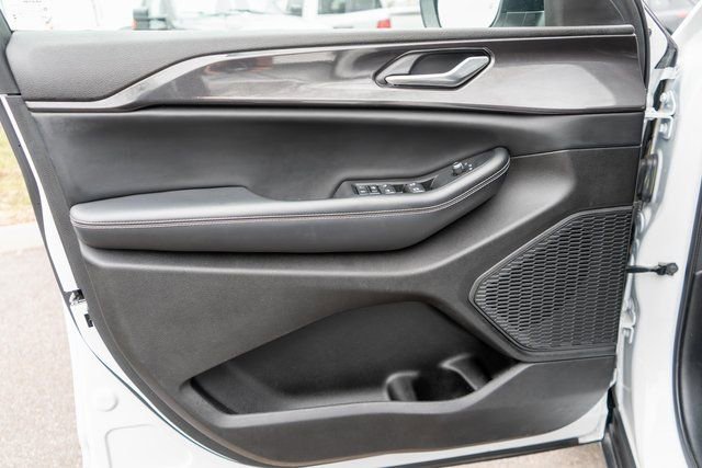 Used 2023 Jeep Grand Cherokee Laredo AWD/4WD image 17