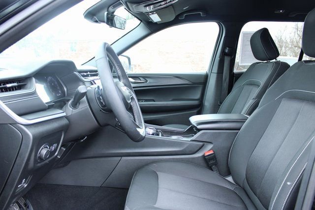 Used 2025 Jeep Grand Cherokee Laredo w/ Luxury Tech Group I AWD/4WD image 12