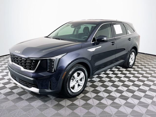 Used 2025 Kia Sorento LX image 4
