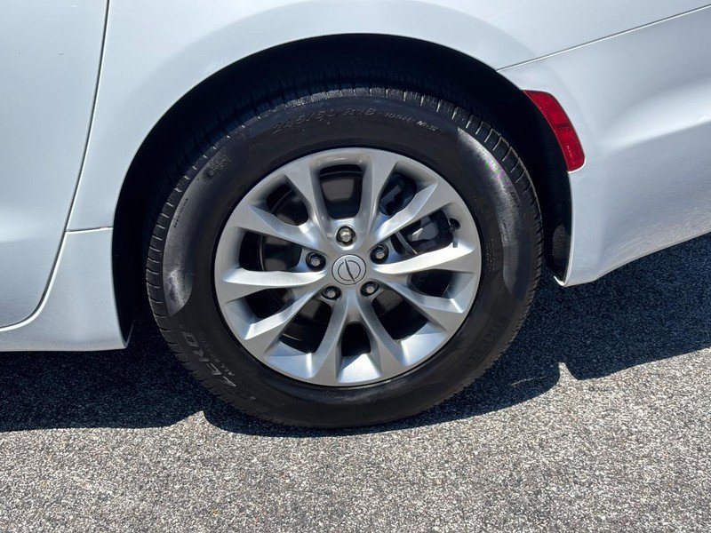 Used 2026 Chrysler Pacifica Limited FWD image 9