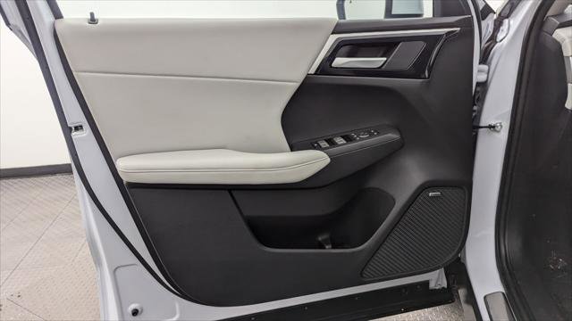 Used 2025 Mitsubishi Outlander SE image 12