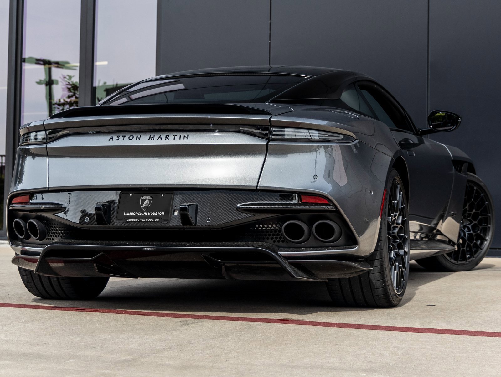 Used 2023 Aston Martin DBS Coupe image 8