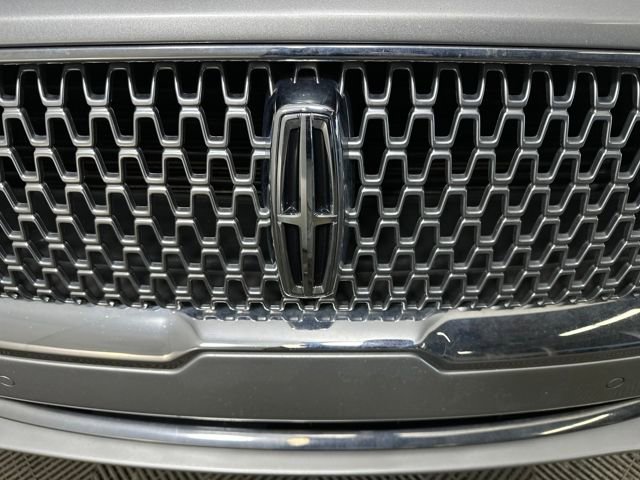 Used 2017 Lincoln Continental Select image 9