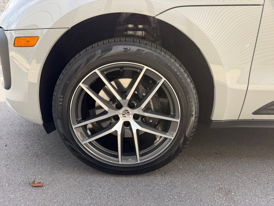 Certified 2025 Porsche Macan image 11