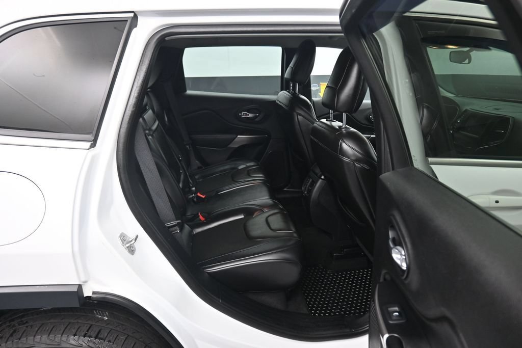 Used 2019 Jeep Cherokee Latitude Plus w/ Cold Weather Group AWD/4WD image 38
