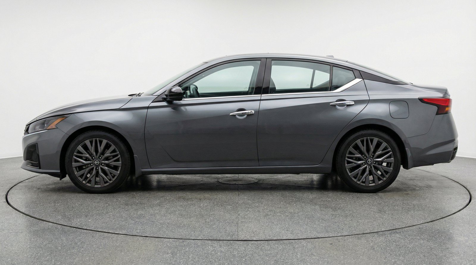 Used 2025 Nissan Altima 2.5 SV FWD image 5