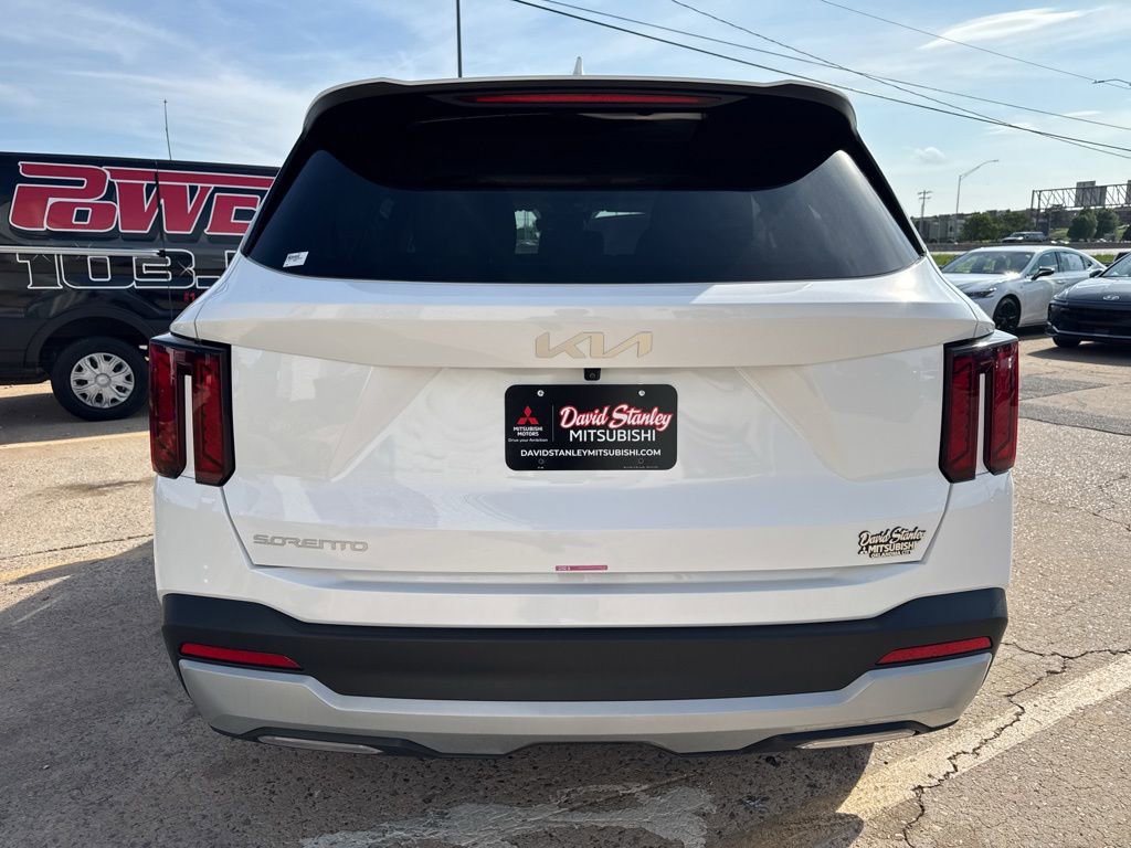 Used 2025 Kia Sorento LX FWD image 5