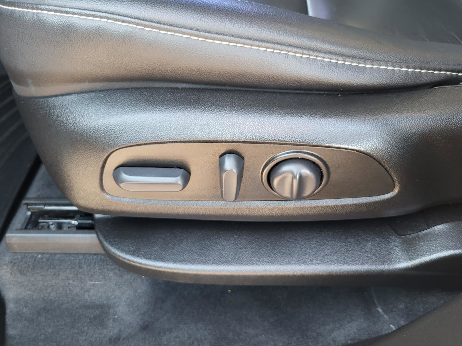 Used 2023 Chevrolet Traverse LT image 18