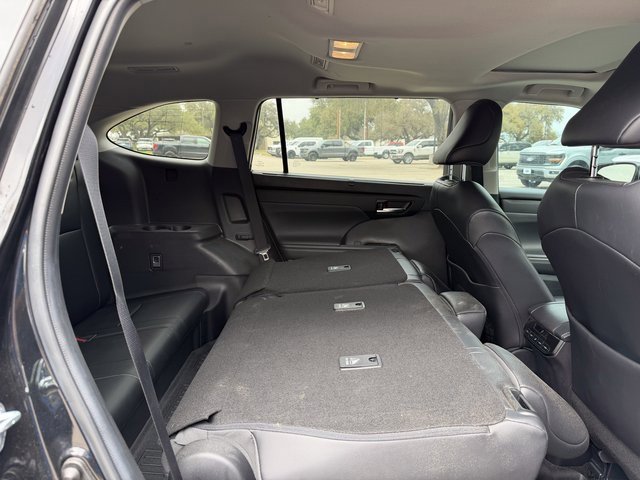 Used 2022 Toyota Highlander XLE image 19