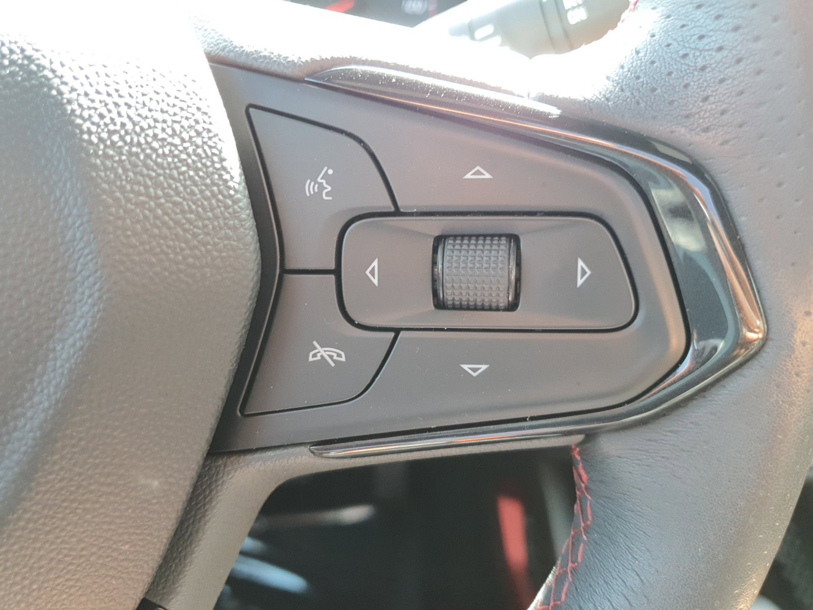 Used 2021 Chevrolet TrailBlazer RS w/ Sun and Liftgate Package FWD image 27