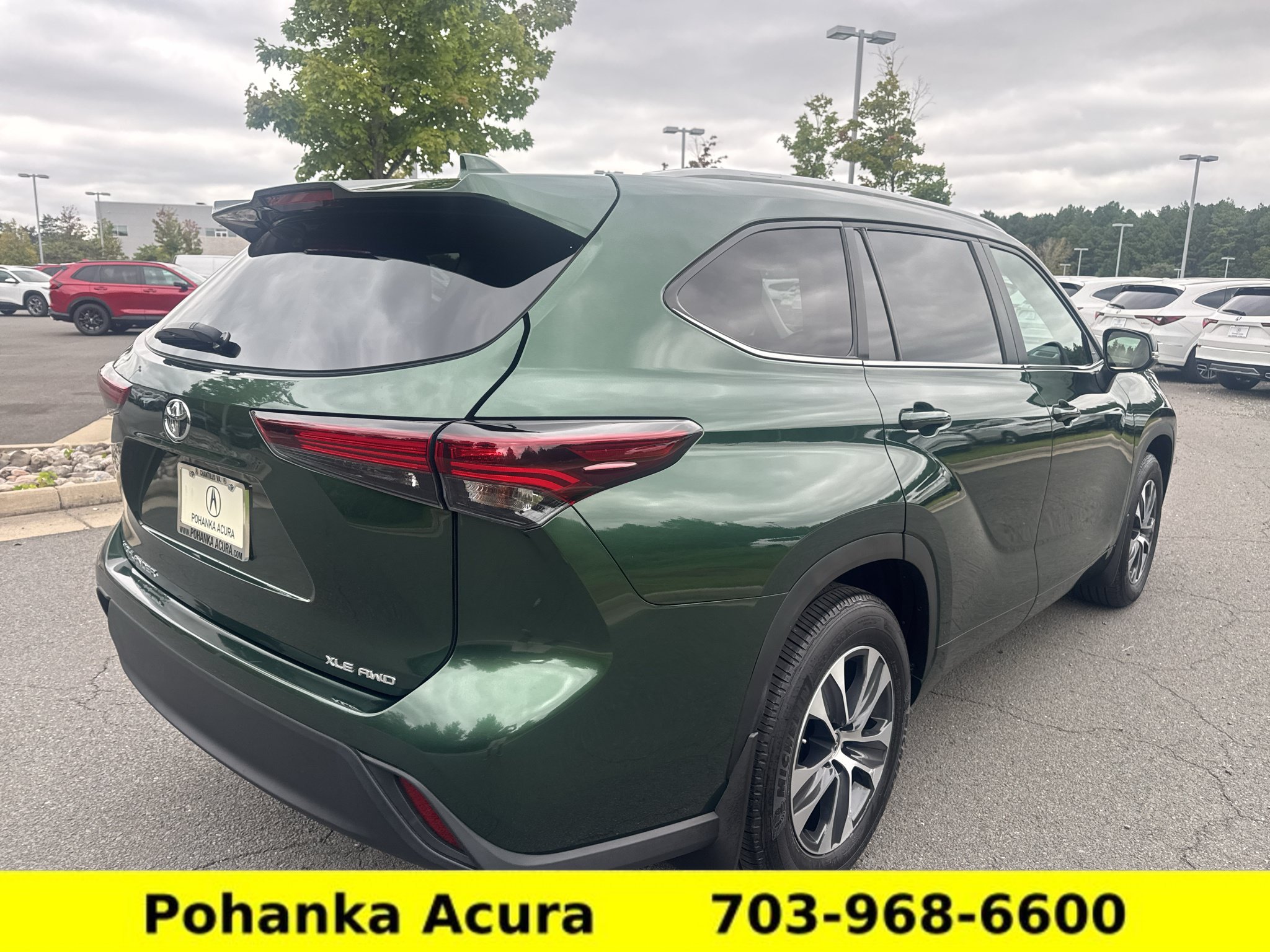 Used 2024 Toyota Highlander XLE AWD/4WD image 7
