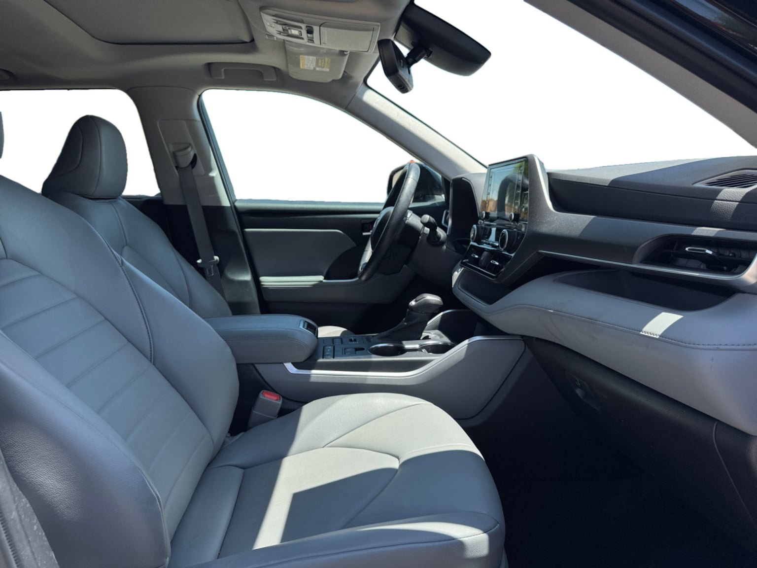 Used 2022 Toyota Highlander XLE AWD/4WD image 17