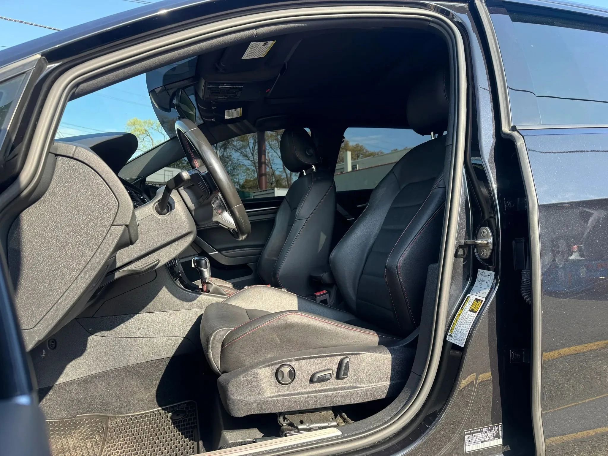 Used 2017 Volkswagen GTI SE FWD image 19