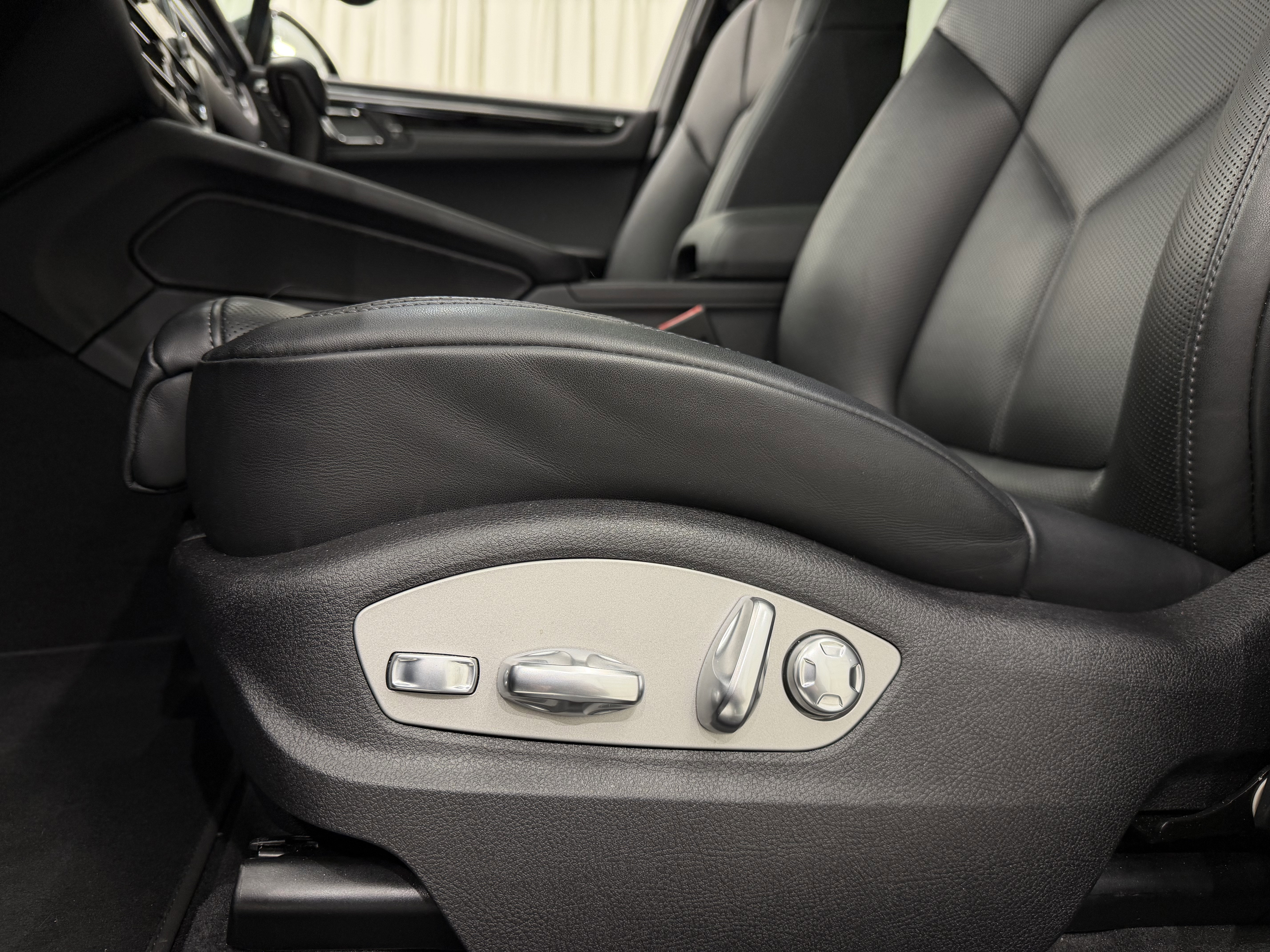 Certified 2025 Porsche Macan image 31