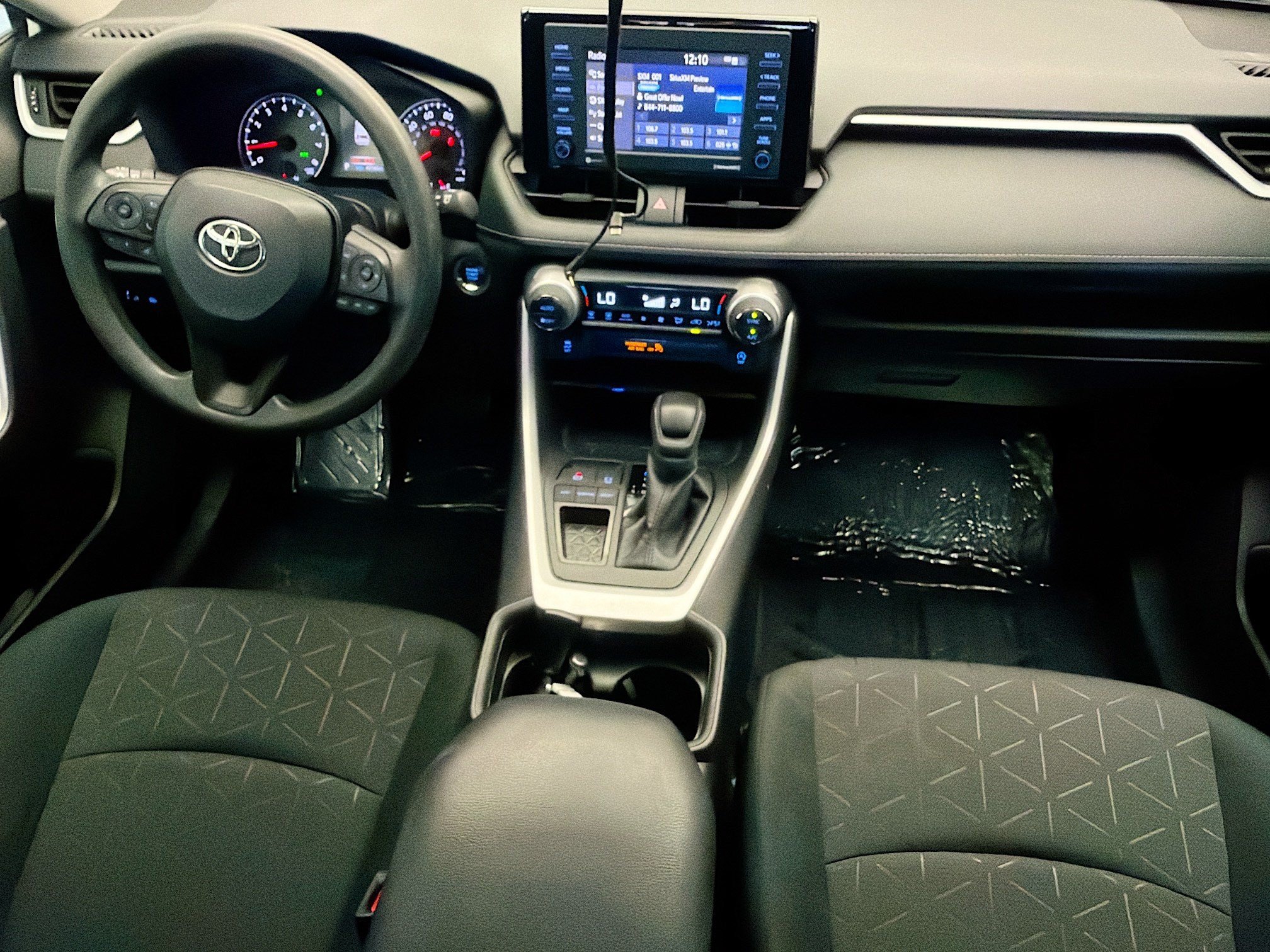 Used 2021 Toyota RAV4 XLE w/ Carpet Mat Package (TMS) FWD image 12