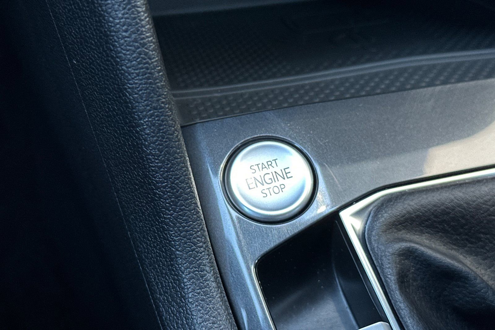 Certified 2024 Volkswagen Tiguan SEL R-Line image 22