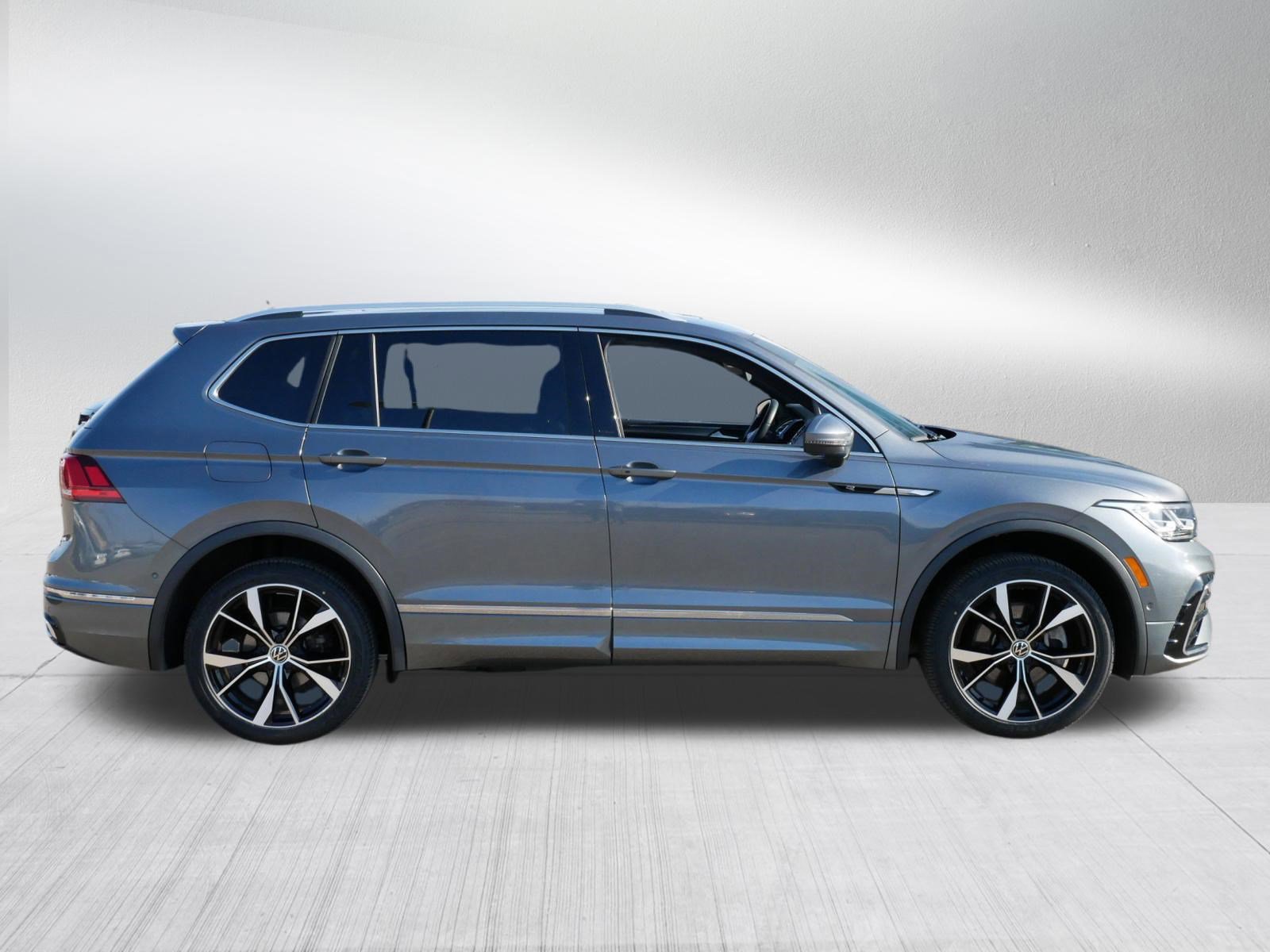 Used 2024 Volkswagen Tiguan SEL R-Line image 8