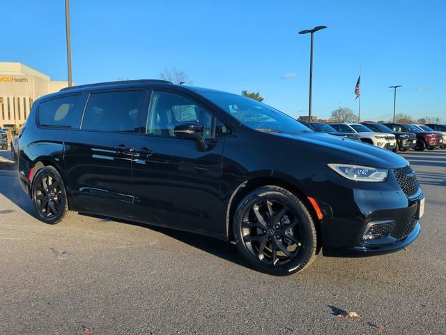 New 2026 Chrysler Pacifica Select w/ S Appearance Package FWD image 2