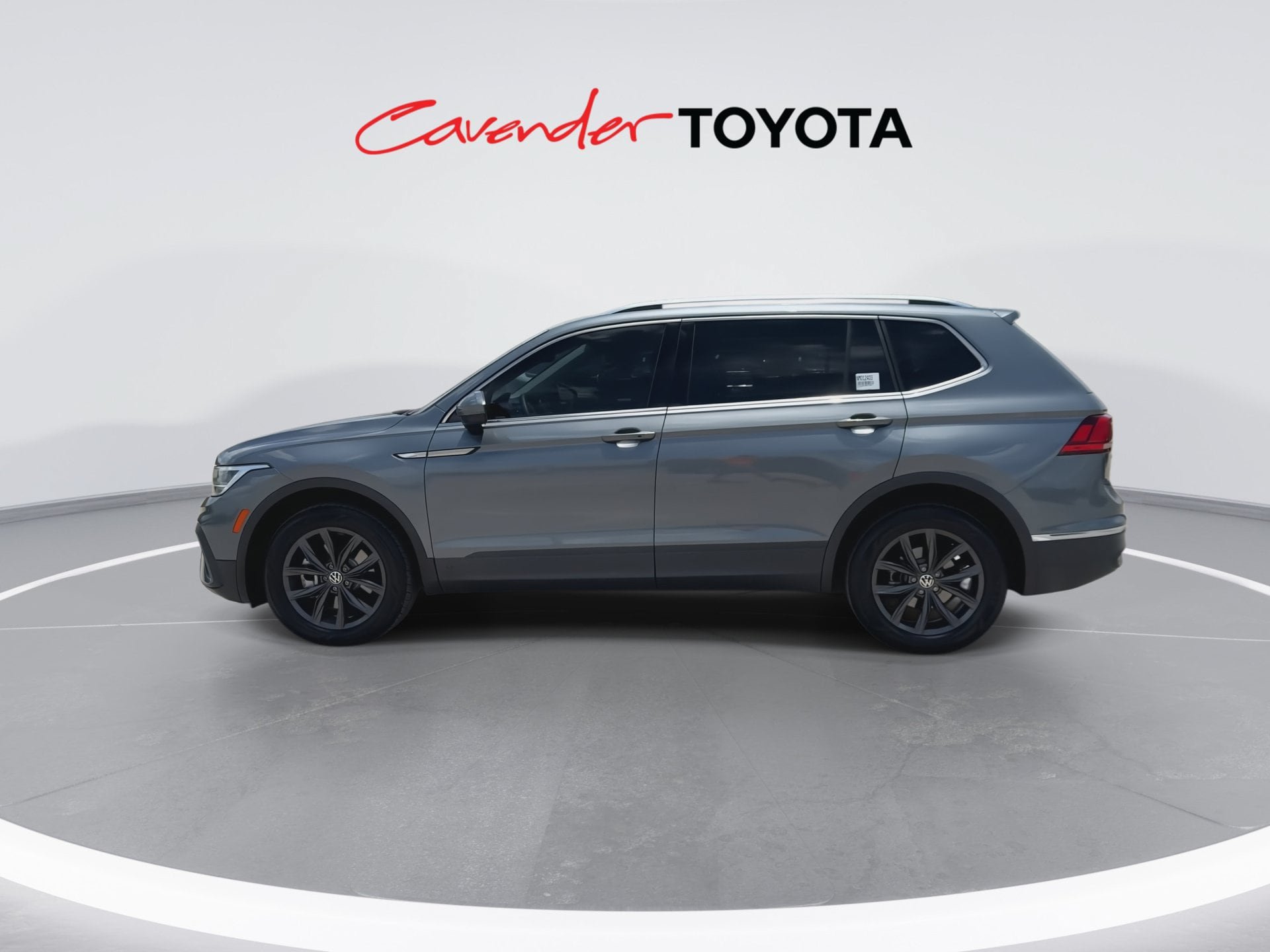 Used 2022 Volkswagen Tiguan SE w/ Panoramic Sunroof Package AWD/4WD image 5