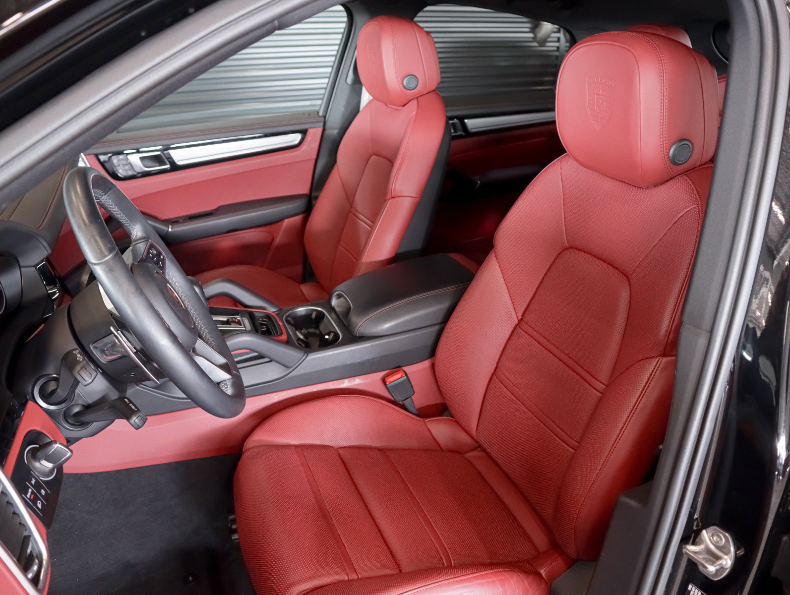 Certified 2023 Porsche Cayenne Platinum Edition image 5